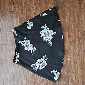 Ann Taylor size 10 A line black and white skirt.